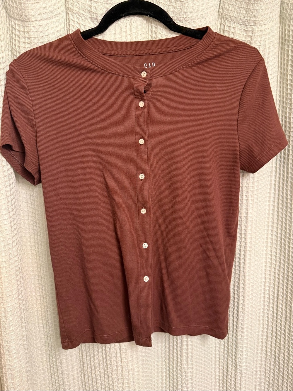 GAP Short-Sleeve Ribbed Button-Front Tee in Rust Brown